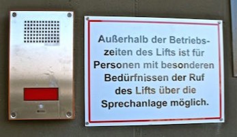Lift Schild: Außerhalb der Betriebszeiten des Liftes ist für Personen mit besonderen Bedürfnissen der Ruf des Liftes über die Sprechanlage möglich. 