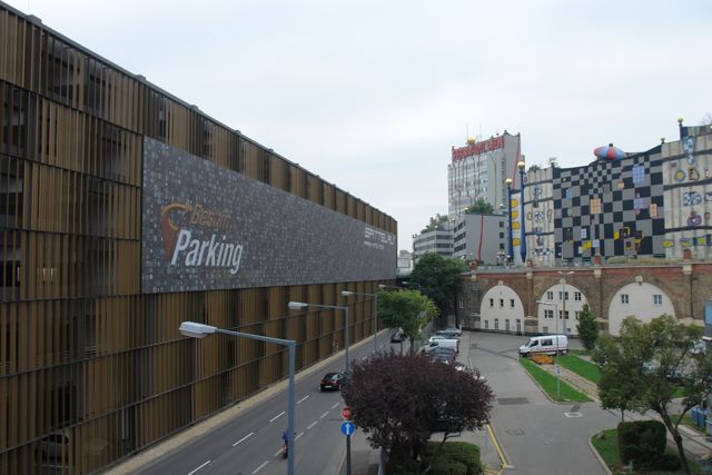 Fassadenansicht des Park and Ride Gebäudes
